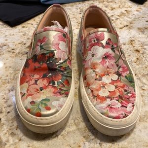 Gucci slip on sneakers